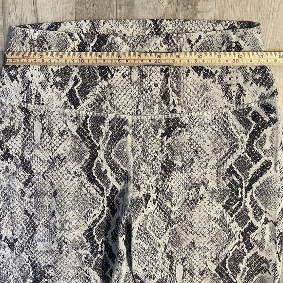 Alo yoga snakeskin legging size large - Picture 4 of 13